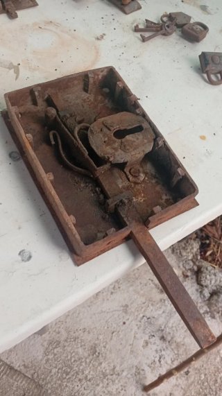 Cerradura Antigua de Hierro