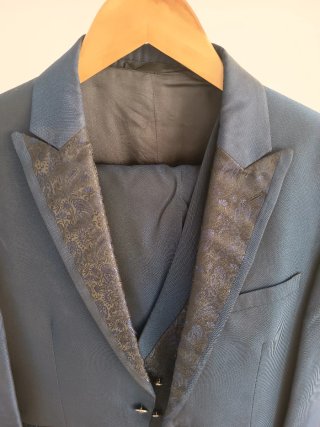 Traje de Novio Azul con Detalles azulados y gris