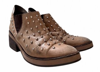 Botines de piel beige con tachuelas