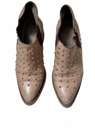 Botines de piel beige con tachuelas