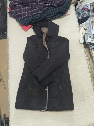 Chaquetón negro acolchado con capucha nuevo