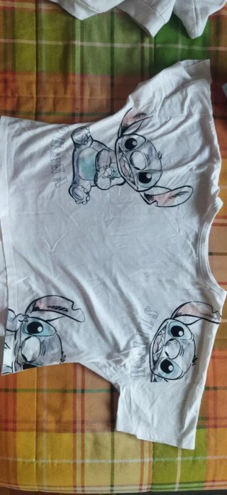 Camiseta blanca con estampado de Stitch