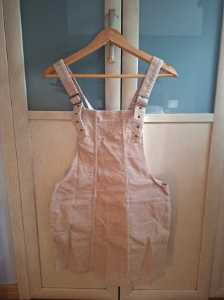 Falda tipo peto de pana beige