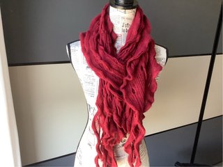 Bufanda roja con volantes