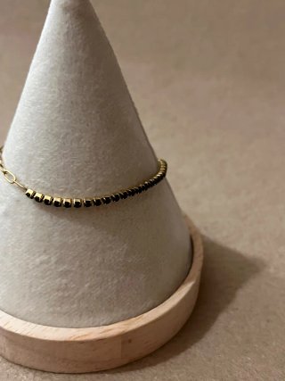 Pulsera de eslabones y piedras negras