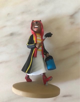Figura Tintín Abdallah sacando la lengua