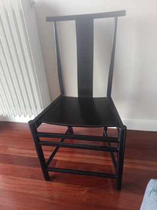 Silla de madera negra