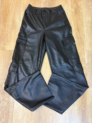 Pantaloni cargo in ecopelle Stradivarius