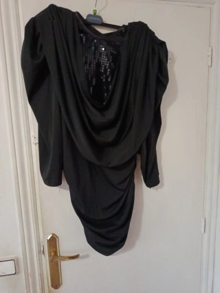Blusa negra con detalle de lentejuelas