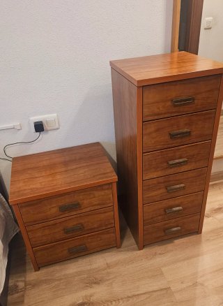 Mesita y cómoda de madera