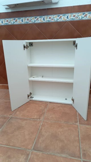 Mueble de baño con espejo blanco