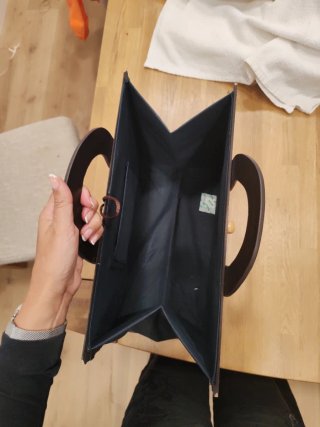 Bolso de mano de bambú negro y madera