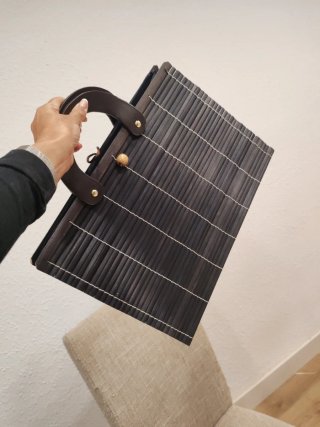 Bolso de mano de bambú negro y madera