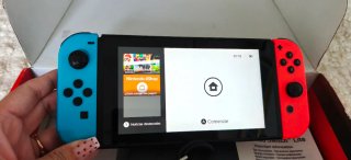 Nintendo Switch con Joy-Con Azul y Rojo