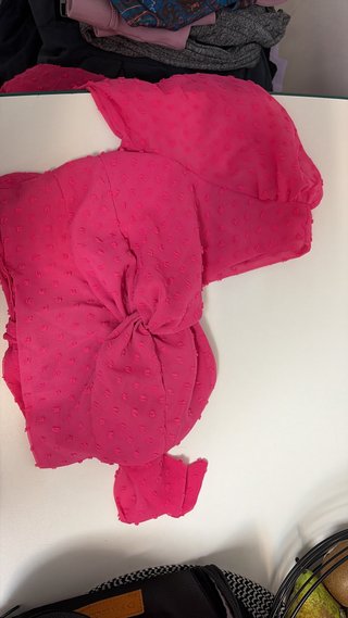 Top rosa con lazada y textura