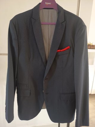 Americana traje azul con pañuelo rojo