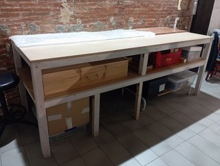 Mesa de trabajo amplia de madera