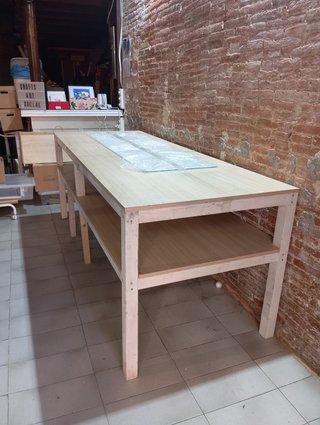 Mesa de trabajo amplia de madera