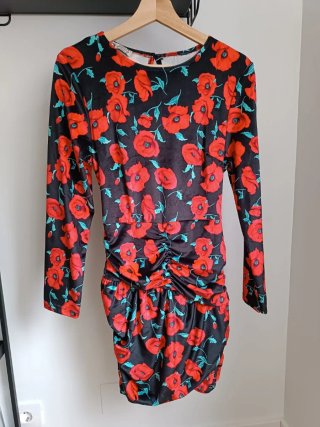 Vestido ajustado estampado flores negro y rojo