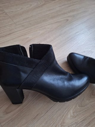 Botines de piel negros