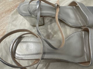 Sandalias de tacón plateadas Talla 38