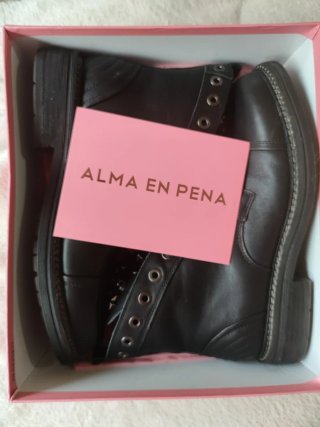 Botines Alma en Pena negros tachuelas talla 41