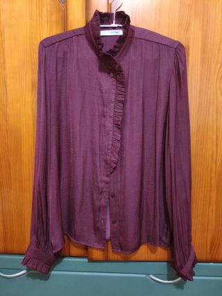 Blusa satinada color granate con volantes