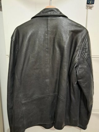Cazadora de piel negra