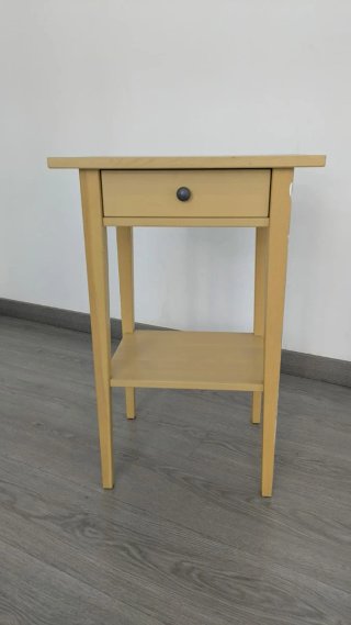 Mesa auxiliar Ikea amarilla madera