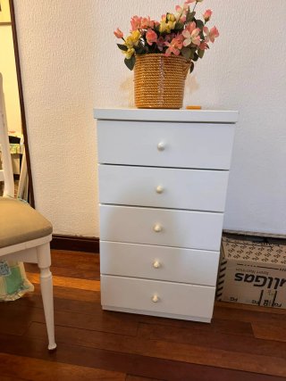 Cajonera blanca de madera