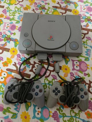 PlayStation 1 con 2 mandos