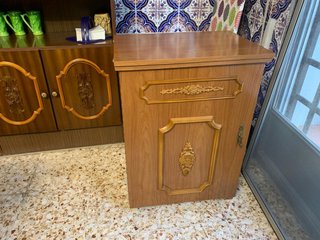 Máquina de coser SINGER antigua, con mueble