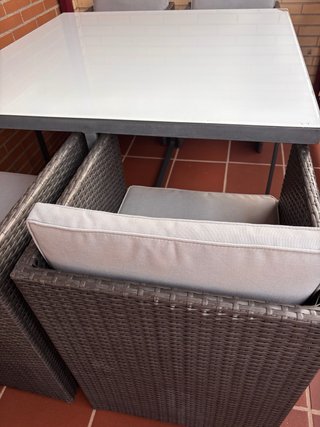 Precioso set de mesa y 4 asientos. Compacto.