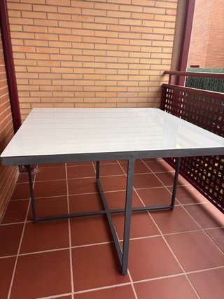 Precioso set de mesa y 4 asientos. Compacto.