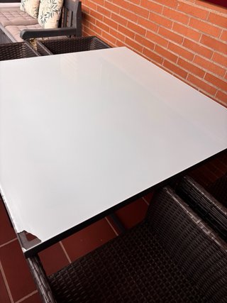 Precioso set de mesa y 4 asientos. Compacto.
