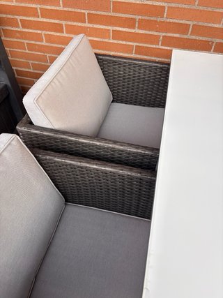 Precioso set de mesa y 4 asientos. Compacto.
