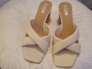 Sandalias Stradivarius Beige