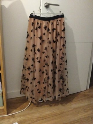 Falda larga rosa con mariposas negras