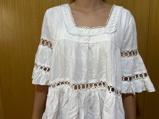 Camiseta Blanca con Detalles de Encaje