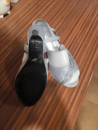 Sandalias de tacón plateadas talla 38
