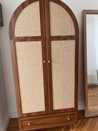Armario de madera con ratan