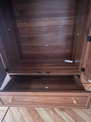 Armario de madera con ratan