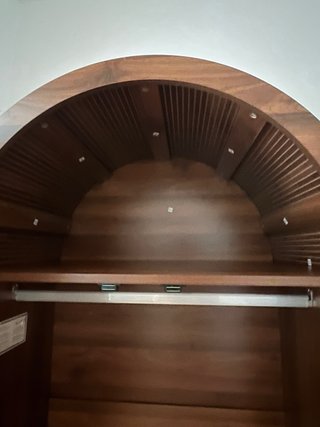 Armario de madera con ratan