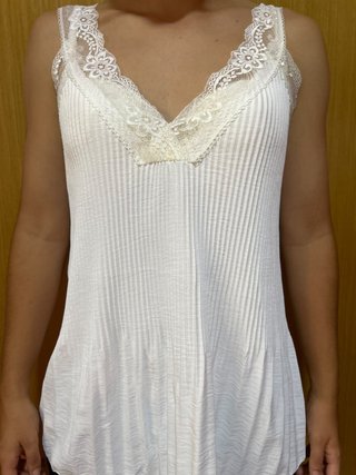 Blusa blanca con detalles de encaje