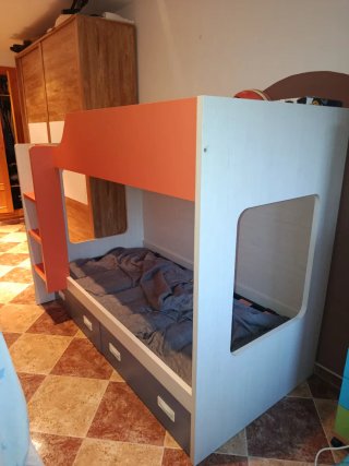 Cama nido madera naranja y blanca