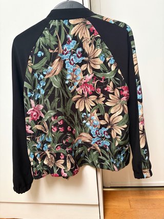 Bomber ZARA Collection negra con estampado floral