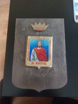 Metopa El Maestro con corona