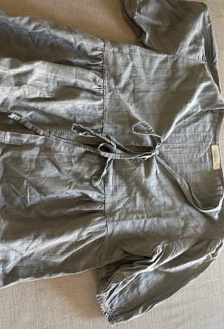 Blusa gris con lazada