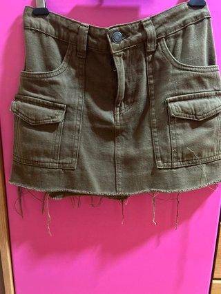 Falda corta estilo cargo verde oliva