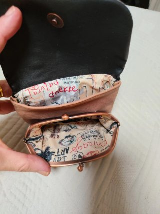 Monedero Anekke con dibujo y texto